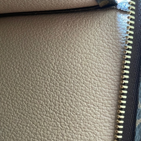 Louis Vuitton Toiletry Pouch 26 Discontinued - Picture 9 of 13